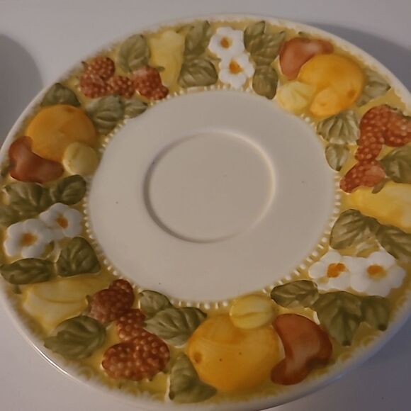 Set of Four Metlox Saucers - Picture 6 of 10